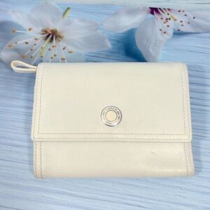 🌺 COACH TRIFOLD MEDALION WHITE WALLET
